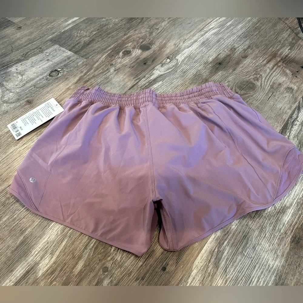 NEW with tags! Lululemon Hotty Hot High-Rise Lined Short 4"
Lavender Lux sz 14 - Picture 2 of 7